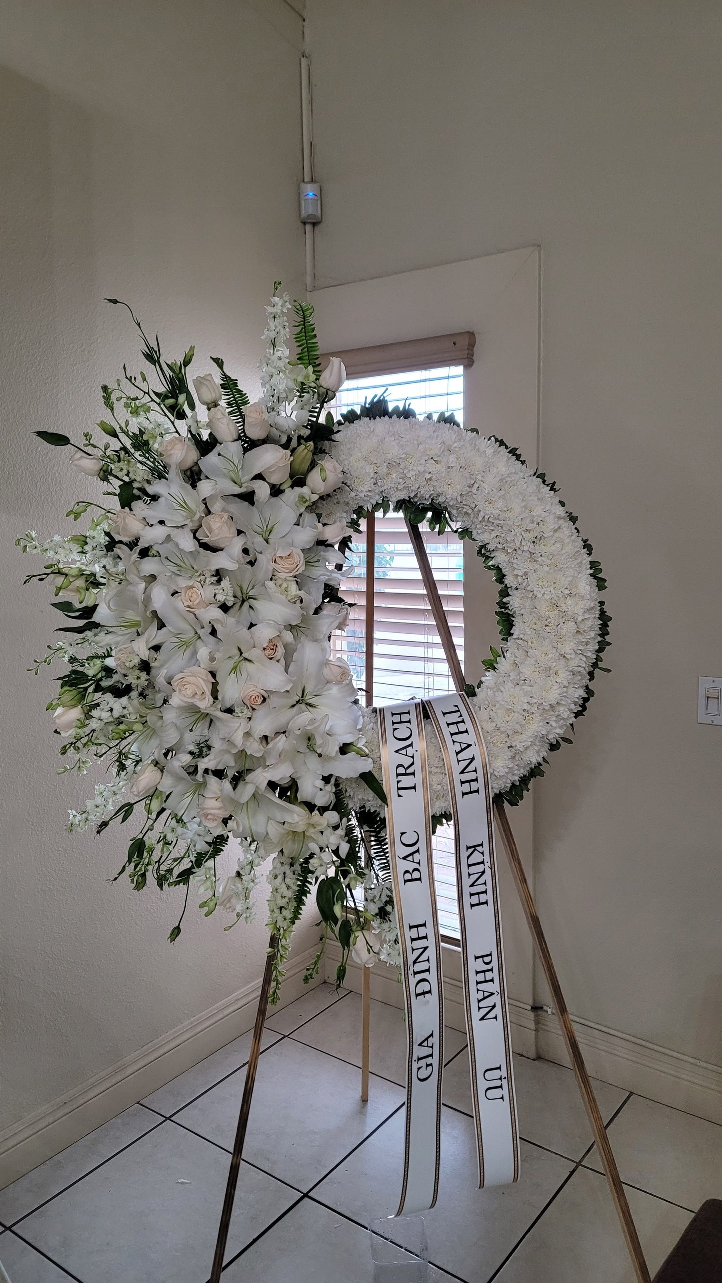 Premium White Wreath 100 (34 inch)